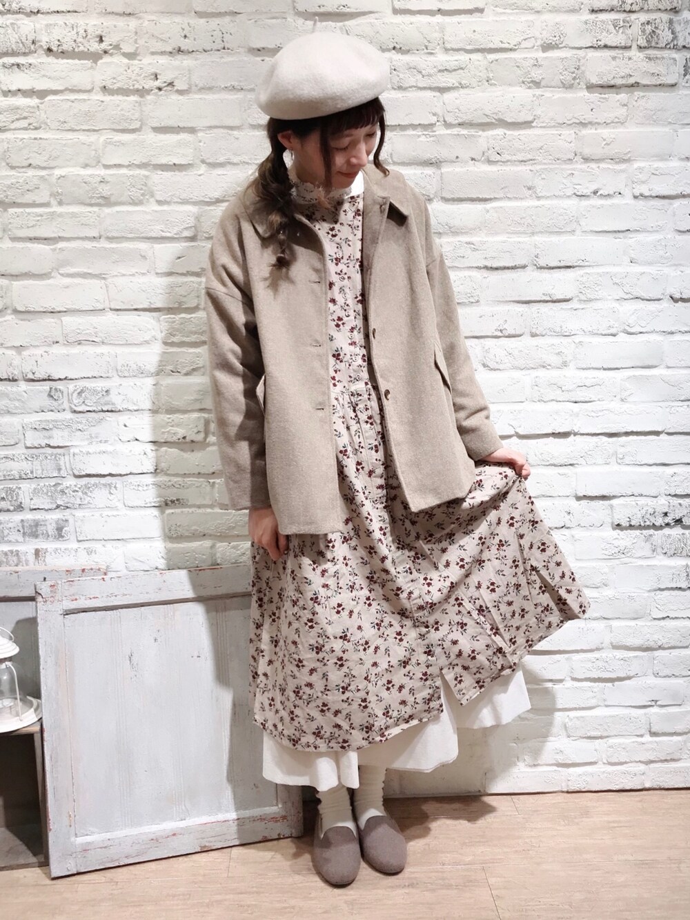 ホワイト系のワンピース、ホワイト系のTシャツ/カットソー、ブラウン系のその他アウターを着用したレディースの秋コーディネートの1枚目の写真