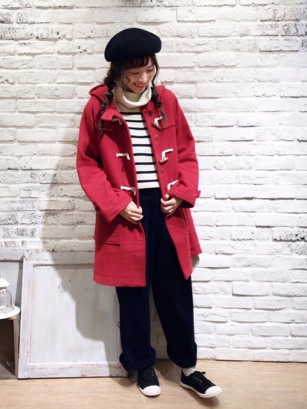 ホワイト系のニット/セーター、レッド系のダッフルコート、ブルー系のその他パンツを着用したレディースの冬コーディネートの1枚目の写真