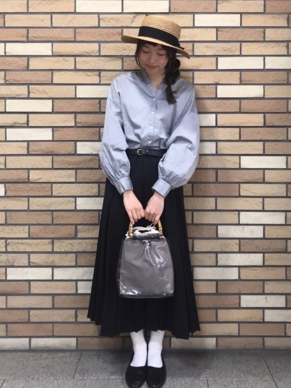 ホワイト系のTシャツ/カットソー、ブラック系のシャツ/ブラウス、ブラック系のスカートを着用したレディースの春コーディネートの1枚目の写真