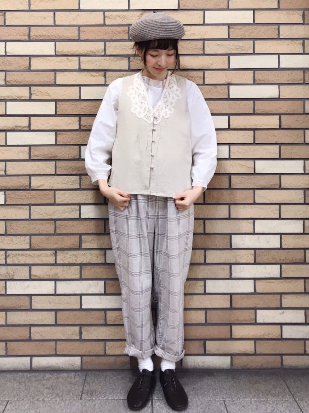 ベージュ系のその他アウター、ホワイト系のシャツ/ブラウス、ブラウン系のその他パンツを着用したレディースの春コーディネートの1枚目の写真
