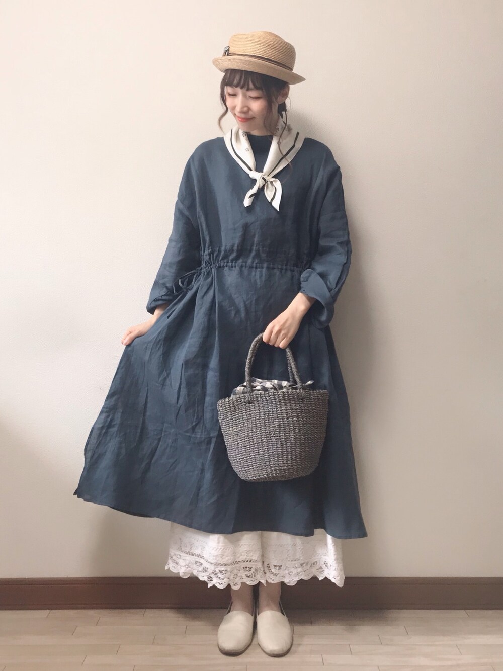 「サマンサ モスモス(Samansa Mos2)、SM2、春コーデ、ゆるコーデ、休日スタイル、オトナ女子、大人ガーリー、ナチュラル、スカーフ、かごバッグ」｜「chambre de charmeのcdc　fleurageスカーフ（バンダナ/スカーフ、ホワイト系）」を使った、いっしき🐻さん（レディース・163cm）の春コーディネートの1枚目の写真