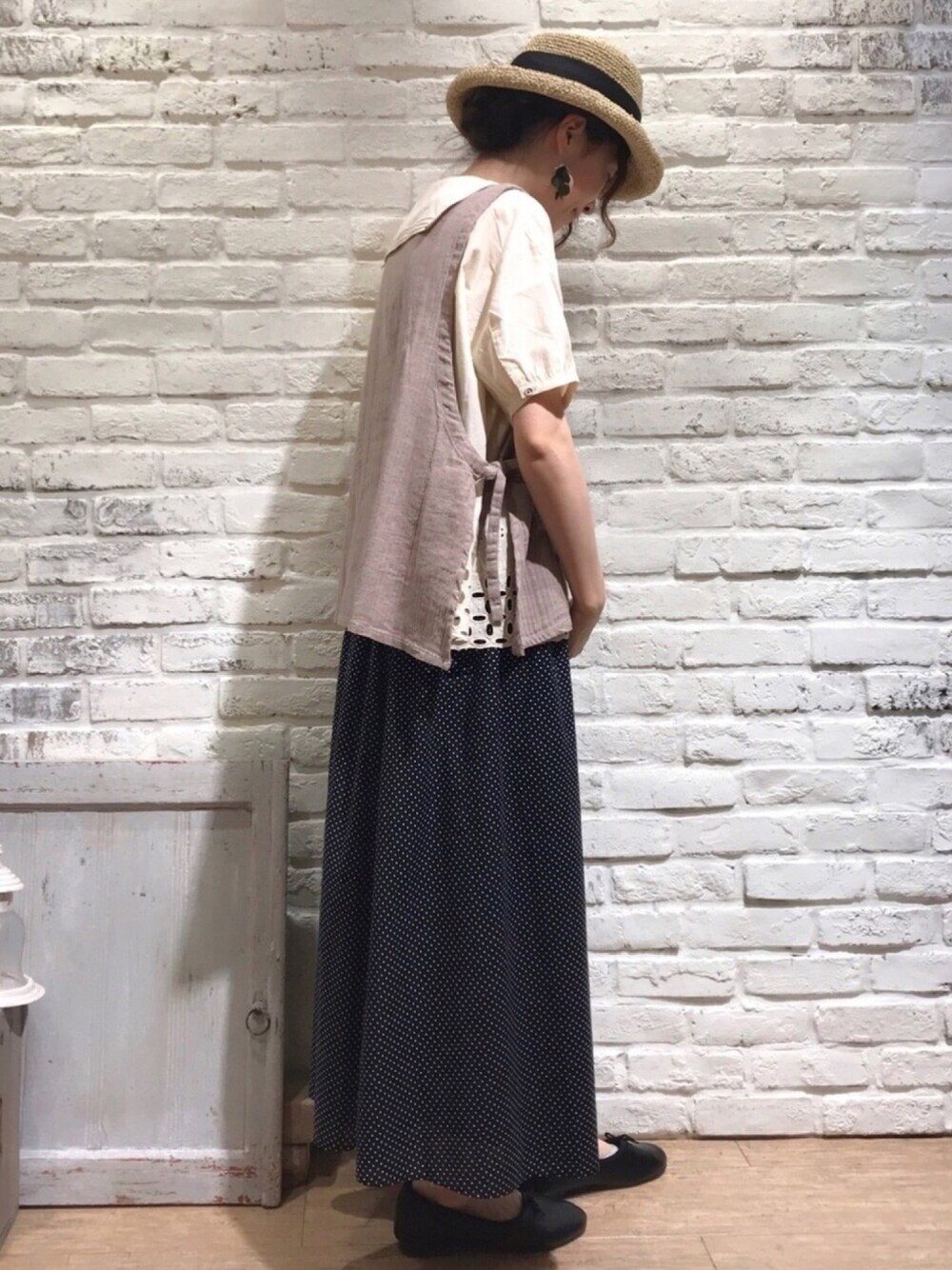 「サマンサ モスモス(Samansa Mos2)、SM2、夏コーデ、ゆるコーデ、休日スタイル、レイヤードスタイル、ガーリー、ナチュラル、大人ガーリー、ベスト」｜「Samansa Mos2のペーパークロッシェハット（ハット、ブラック系）」を使った、いっしき🐻さん（レディース・163cm）の夏コーディネートの1枚目の写真