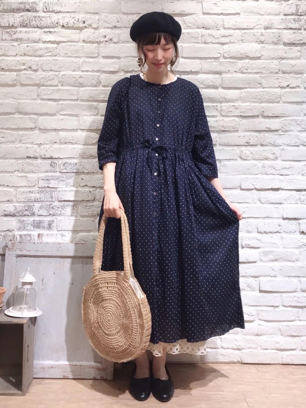 ホワイト系のTシャツ/カットソー、ブルー系のワンピース、ベージュ系のトートバッグを着用したレディースの夏コーディネートの1枚目の写真