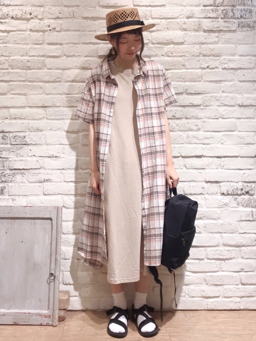ベージュ系のワンピース、ホワイト系のワンピース、ブラック系のバックパック/リュックを着用したレディースの夏コーディネートの1枚目の写真