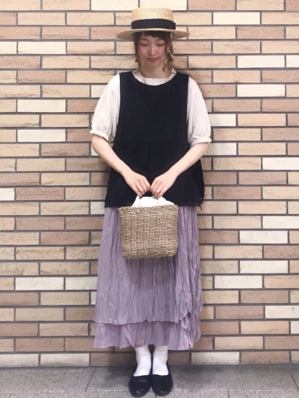 「サマンサ モスモス(Samansa Mos2)、SM2、夏コーデ、ゆるコーデ、休日スタイル、ナチュラル、ガーリー、ベスト、レース、刺繍」｜「Samansa Mos2の袖レーススモッキングカットソー（Tシャツ/カットソー、ベージュ系）」を使った、いっしき🐻さん（レディース・163cm）の夏コーディネートの1枚目の写真