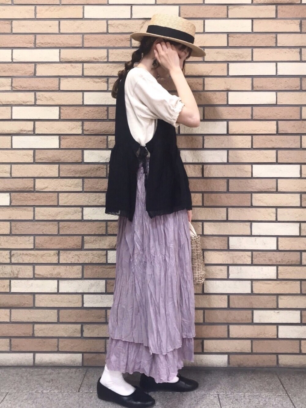 「サマンサ モスモス(Samansa Mos2)、SM2、夏コーデ、ゆるコーデ、休日スタイル、ナチュラル、ガーリー、ベスト、レース、刺繍」｜「Samansa Mos2の袖レーススモッキングカットソー（Tシャツ/カットソー、ベージュ系）」を使った、いっしき🐻さん（レディース・163cm）の夏コーディネートの1枚目の写真
