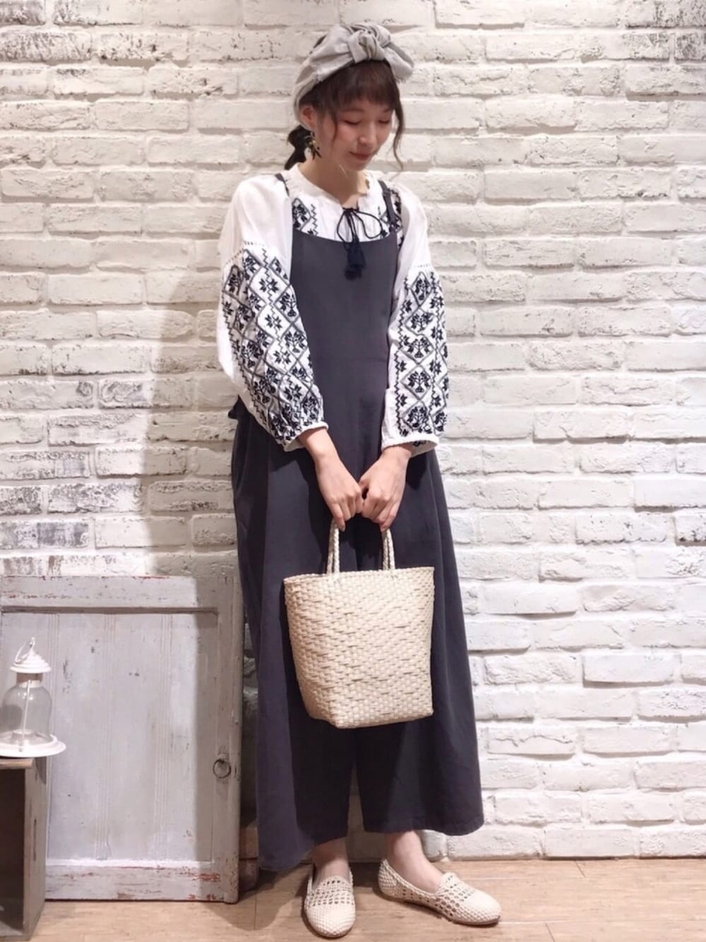 ホワイト系のTシャツ/カットソー、ホワイト系のシャツ/ブラウス、グレー系のサロペット/オーバーオールを着用したレディースの夏コーディネートの1枚目の写真