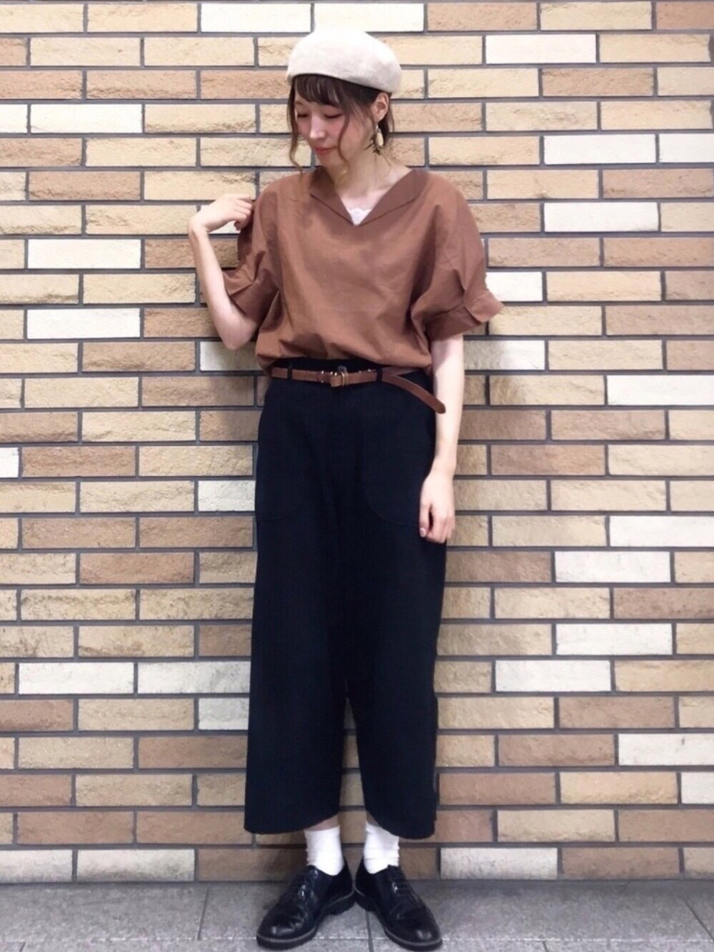 ブラウン系のTシャツ/カットソー、ブラック系のドレスシューズ、ブラック系のその他パンツを着用したレディースの夏コーディネートの1枚目の写真