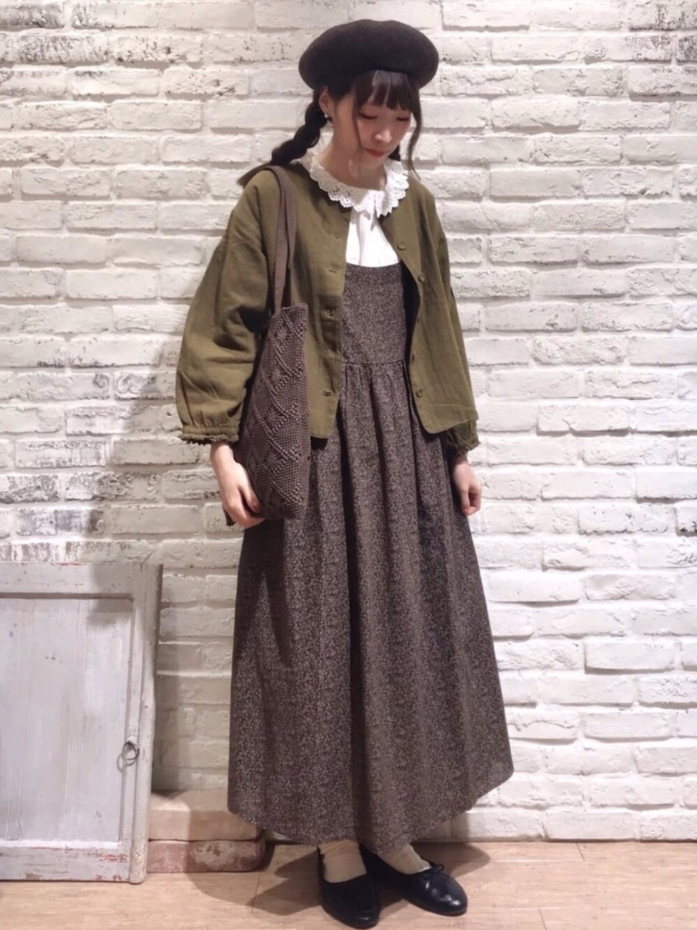 「サマンサ モスモス(Samansa Mos2)、SM2、秋コーデ、ゆるコーデ、ガーリー、花柄、キャミワンピ、レース、ブルゾン、ノーカラージャケット」｜「Samansa Mos2のアイテム（ハンチング/ベレー帽、ブラウン系）」を使った、いっしき🐻さん（レディース・163cm）の秋コーディネートの1枚目の写真