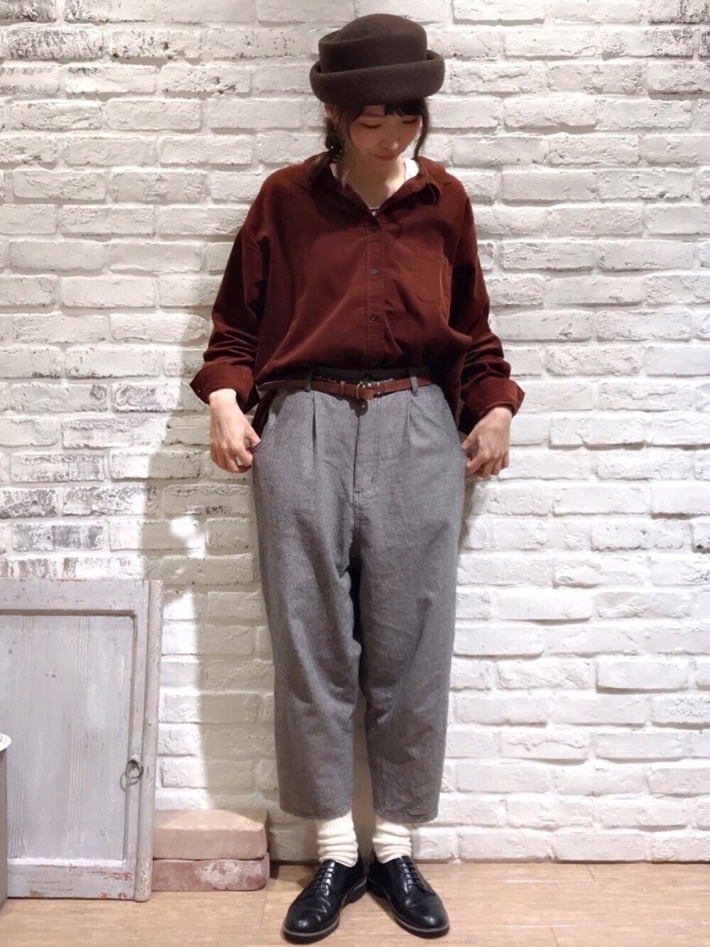 ブルー系のTシャツ/カットソー、ブラウン系のシャツ/ブラウス、ブラック系のその他パンツを着用したレディースの秋コーディネートの1枚目の写真