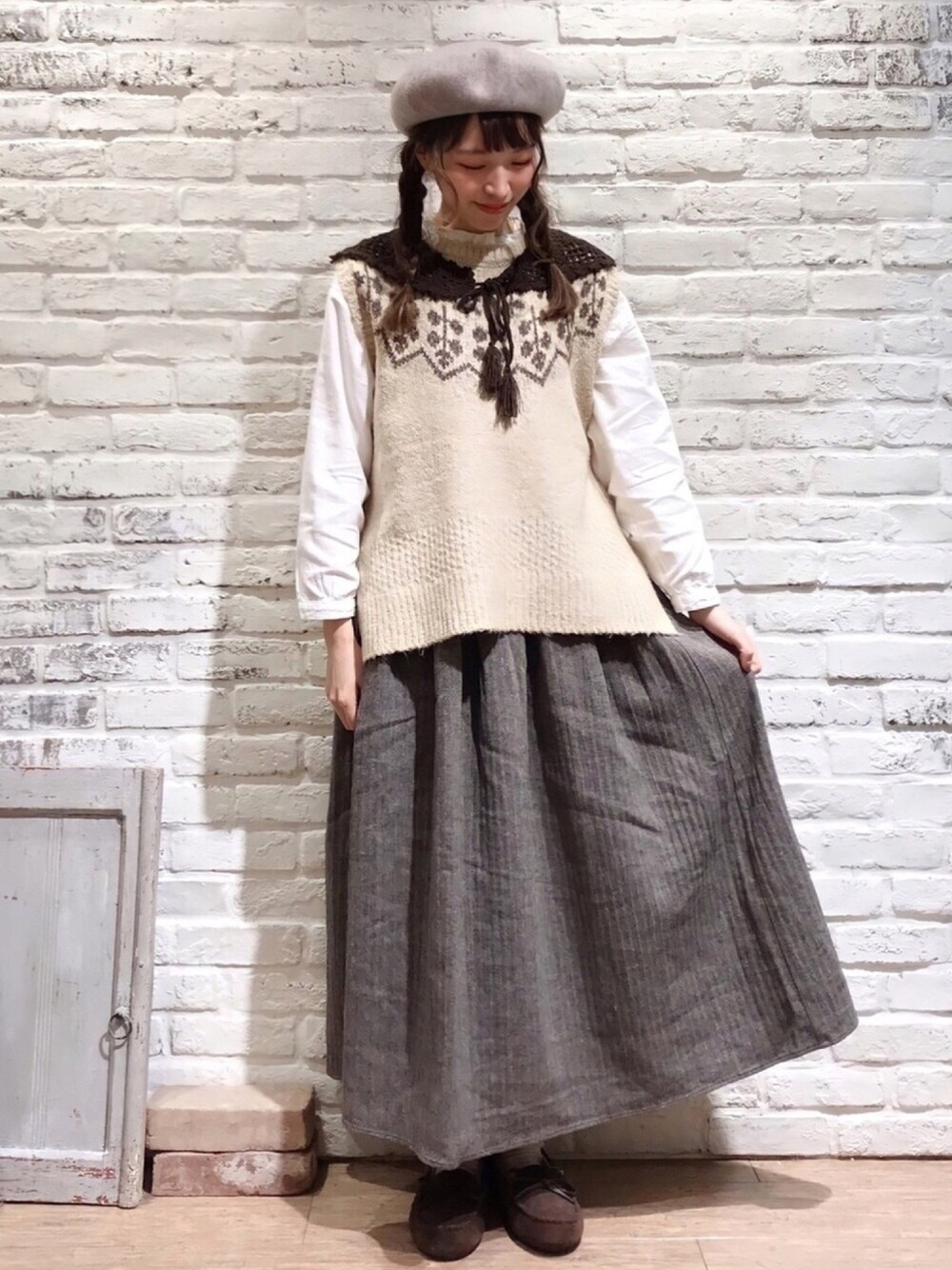 ホワイト系のシャツ/ブラウス、グレー系のスカート、ブラウン系のモカシン/デッキシューズを着用したレディースの秋コーディネートの1枚目の写真