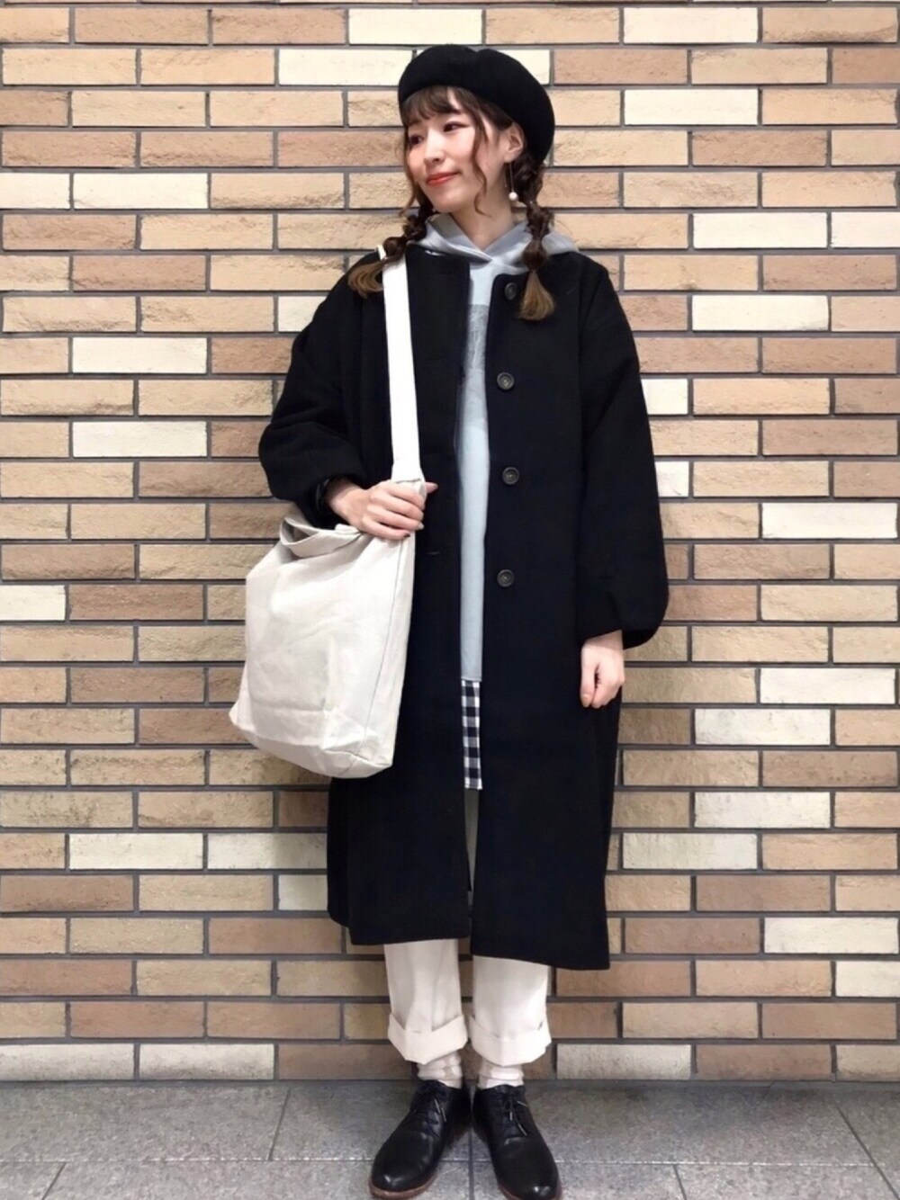 グリーン系のパーカー、ベージュ系のショルダーバッグ、ブラック系のシャツ/ブラウスを着用したレディースの冬コーディネートの1枚目の写真