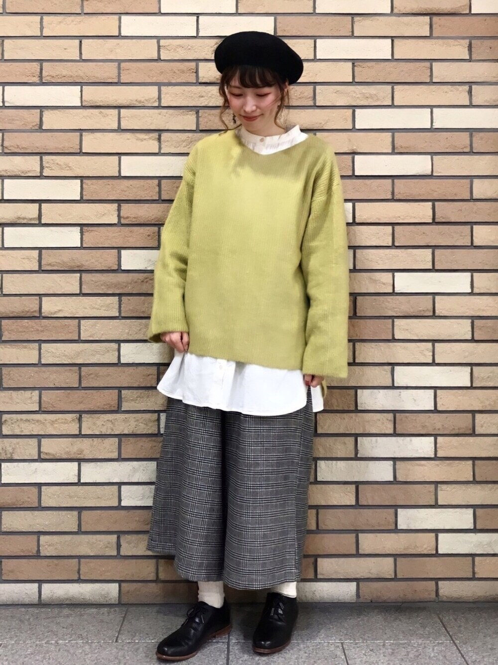 ホワイト系のシャツ/ブラウス、ブラック系のその他パンツ、ブラック系のドレスシューズを着用したレディースの冬コーディネートの1枚目の写真