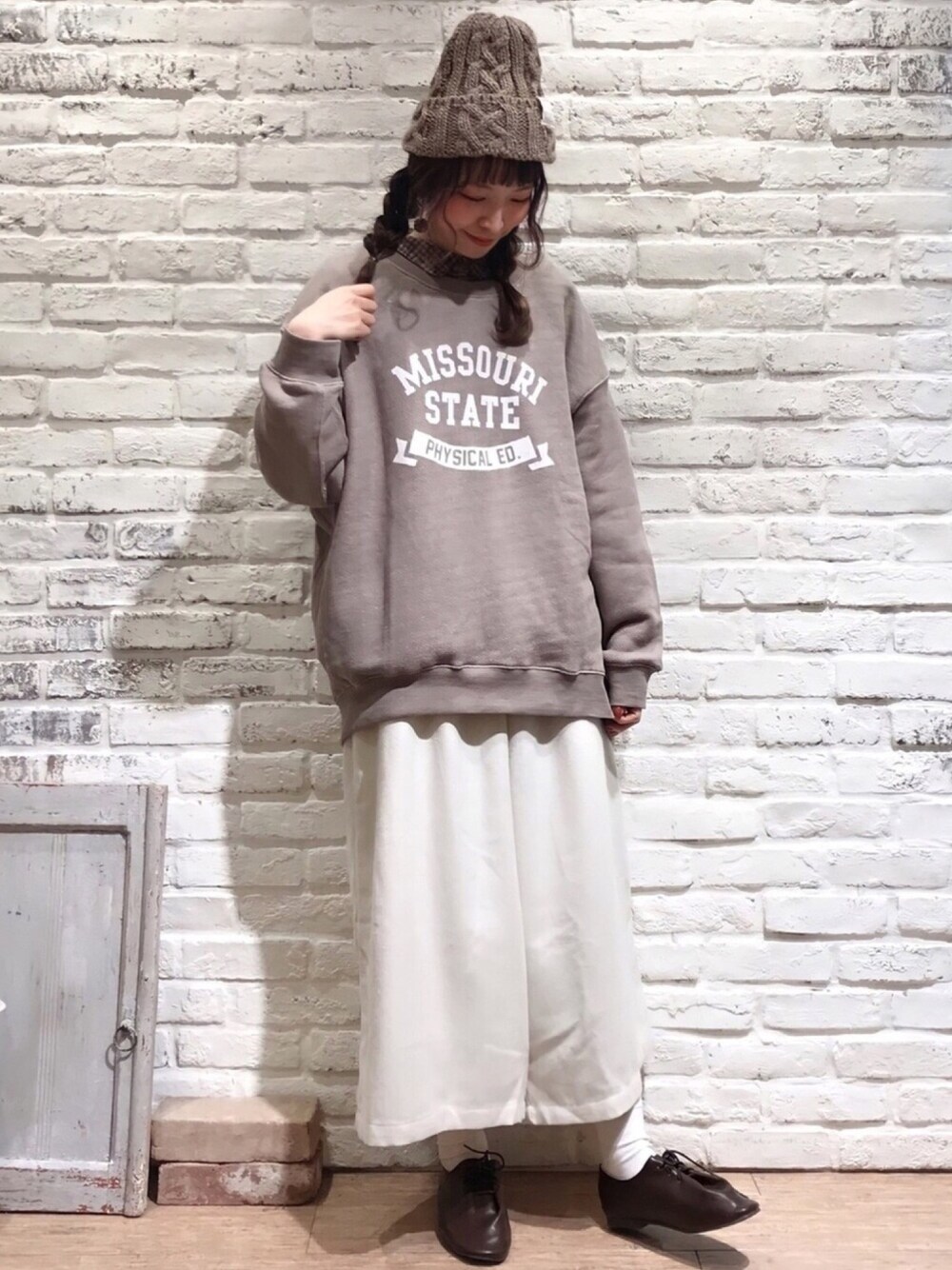 ベージュ系のTシャツ/カットソー、ホワイト系のその他パンツ、ブラウン系のその他シューズを着用したレディースの冬コーディネートの1枚目の写真