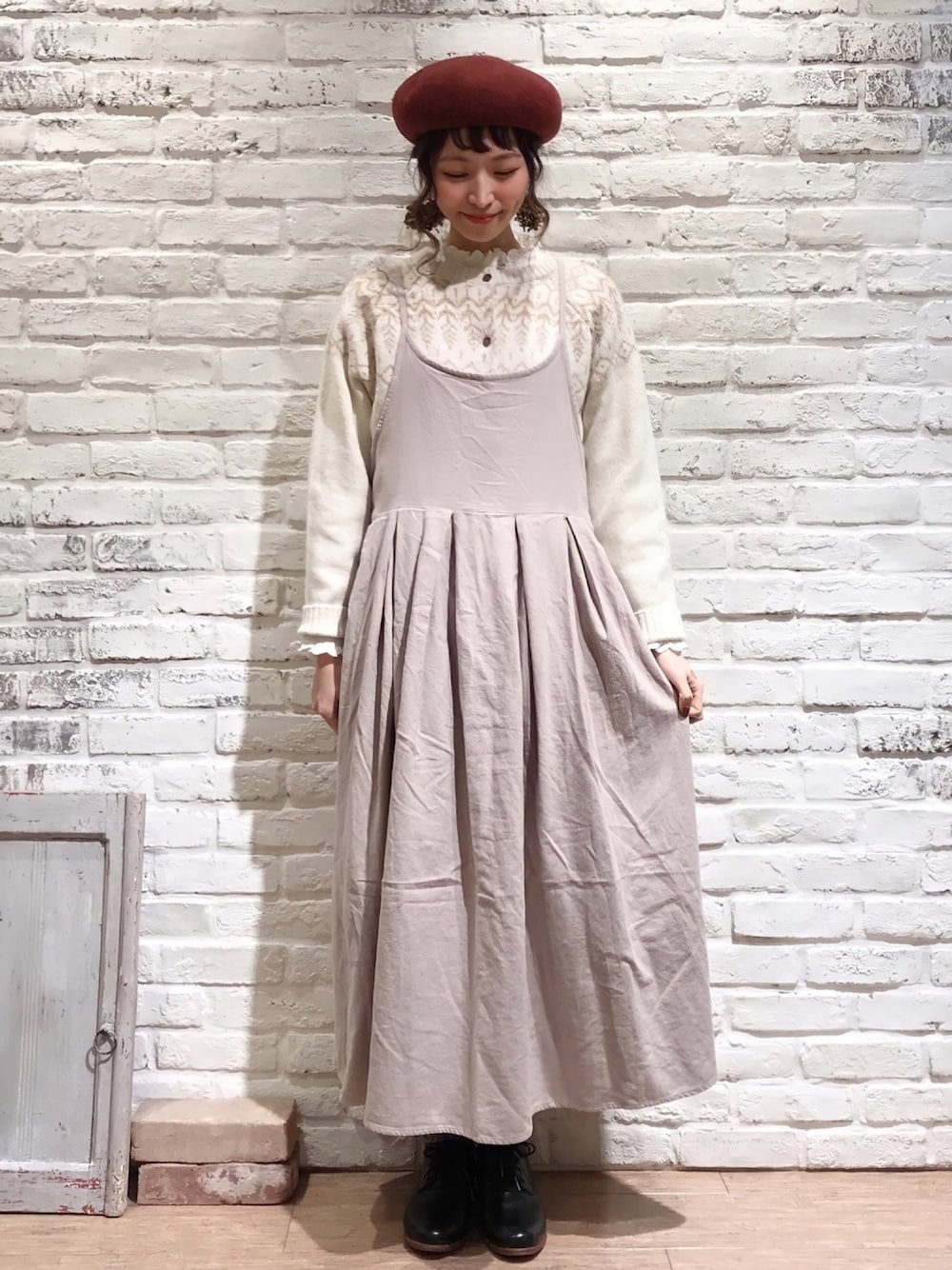 ホワイト系のシャツ/ブラウス、ブラック系のドレスシューズ、ホワイト系のカーディガン/ボレロを着用したレディースの冬コーディネートの1枚目の写真
