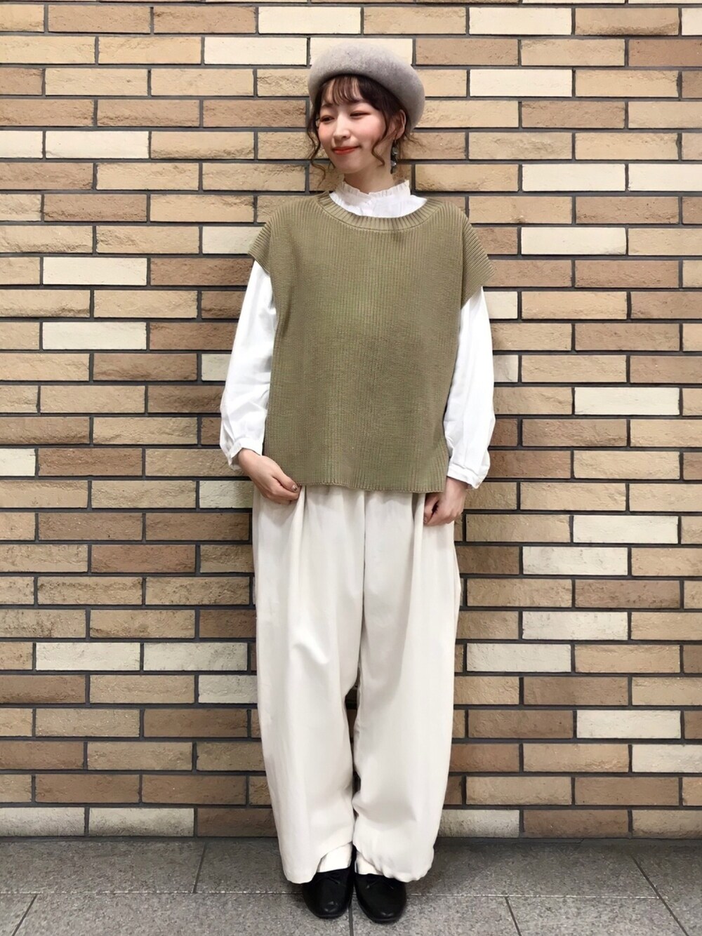 「サマンサ モスモス(Samansa Mos2)、SM2、春コーデ、ゆるコーデ、カジュアル、シンプル、メンズライク、ベスト、ワイドパンツ、ベレー帽」｜「Samansa Mos2のバスクベレー（ハンチング/ベレー帽、ベージュ系）」を使った、いっしき🐻さん（レディース・163cm）の冬コーディネートの1枚目の写真
