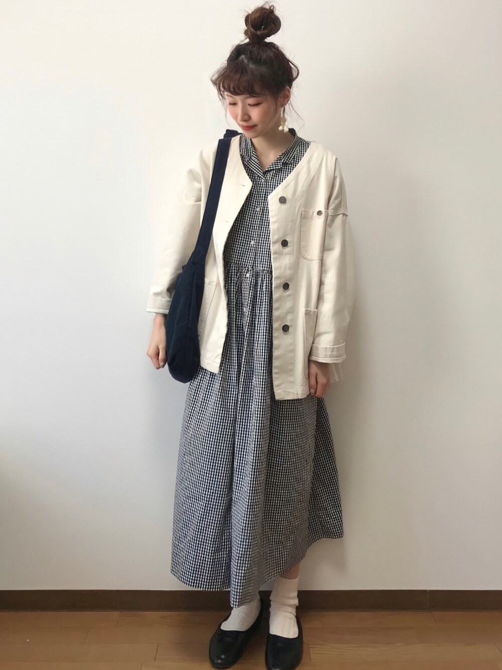 「サマンサ モスモス(Samansa Mos2)、SM2、春コーデ、ゆるコーデ、ワンピース、デニムジャケット、モノトーン、ギンガムチェック、バレエシューズ、おだんごヘアー」｜「m.soeurのチューリップのピアス＊（ピアス（片耳用）、ホワイト系）」を使った、いっしき🐻さん（レディース・163cm）の冬コーディネートの1枚目の写真
