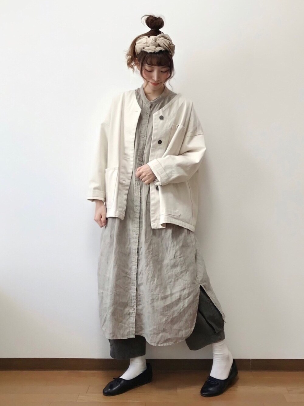 「サマンサ モスモス(Samansa Mos2)、SM2、春コーデ、ゆるコーデ、ワントーンコーデ、ワンピース、デニムジャケット、ヘアバンド、おだんごヘアー、バレエシューズ」｜「Samansa Mos2のノーカラーカバーオール（デニムジャケット、ホワイト系）」を使った、いっしき🐻さん（レディース・163cm）の春コーディネートの1枚目の写真