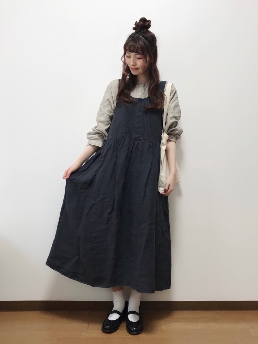 「サマンサ モスモス(Samansa Mos2)、SM2、春夏コーデ、ゆるコーデ、シンプル、ナチュラル、ワンピース、リネン、くすみカラー、おだんごヘアー」｜「Samansa Mos2のリネンバンドカラー前開きワンピース（ワンピース、ベージュ系）」を使った、いっしき🐻さん（レディース・163cm）の春コーディネートの1枚目の写真
