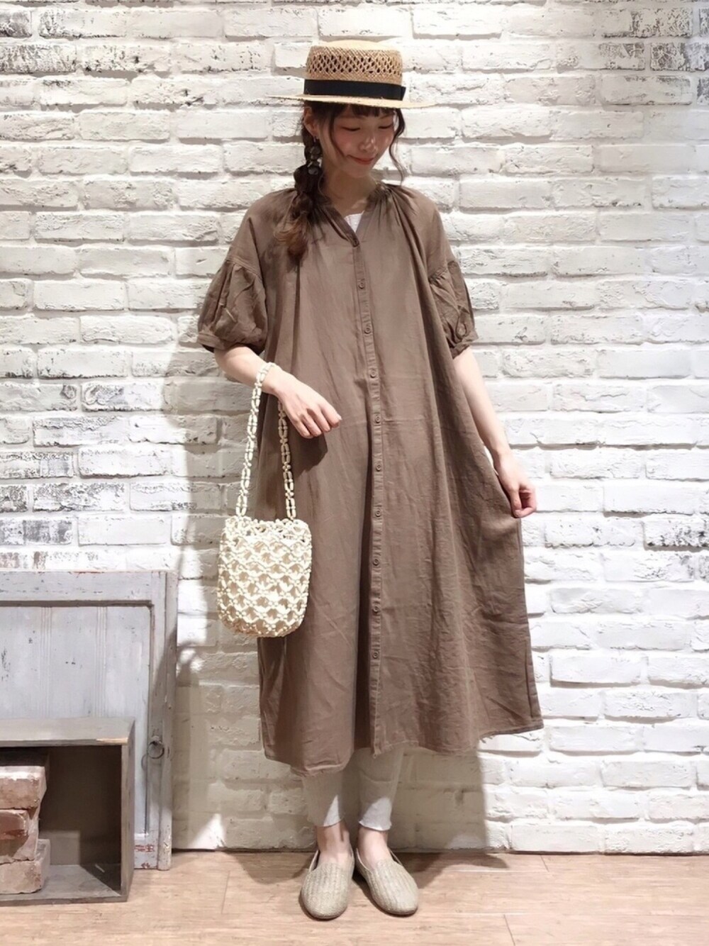 ブラウン系のワンピース、ホワイト系のTシャツ/カットソー、ベージュ系のその他シューズを着用したレディースの夏コーディネートの1枚目の写真