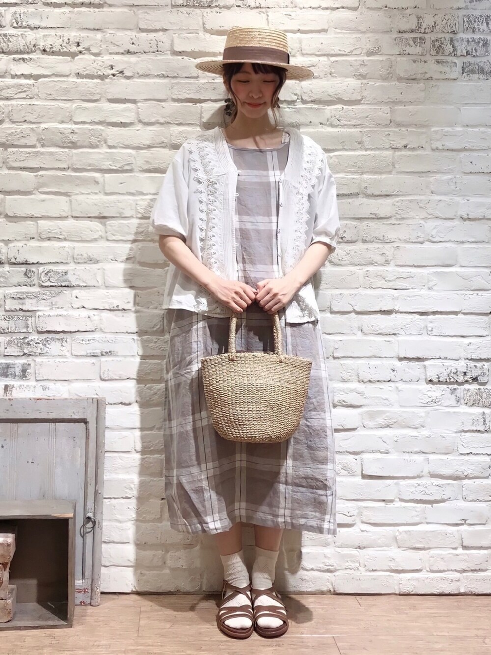 ホワイト系のTシャツ/カットソー、ホワイト系のシャツ/ブラウス、ベージュ系のかごバッグを着用したレディースの夏コーディネートの1枚目の写真