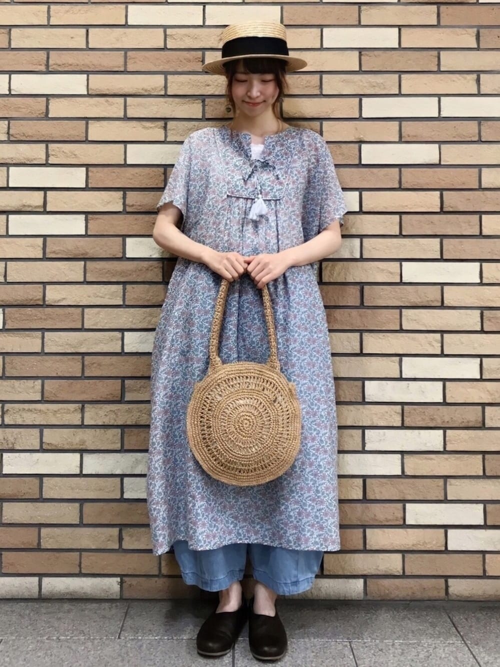 「サマンサ モスモス(Samansa Mos2)、SM2、夏コーデ、ゆるコーデ、淡色コーデ、ナチュラル、ワンピース、花柄、デニム、ワイドパンツ」｜「Samansa Mos2の柄アソートフレンチスリーブワンピース（ワンピース、レッド系）」を使った、いっしき🐻さん（レディース・163cm）の夏コーディネートの1枚目の写真