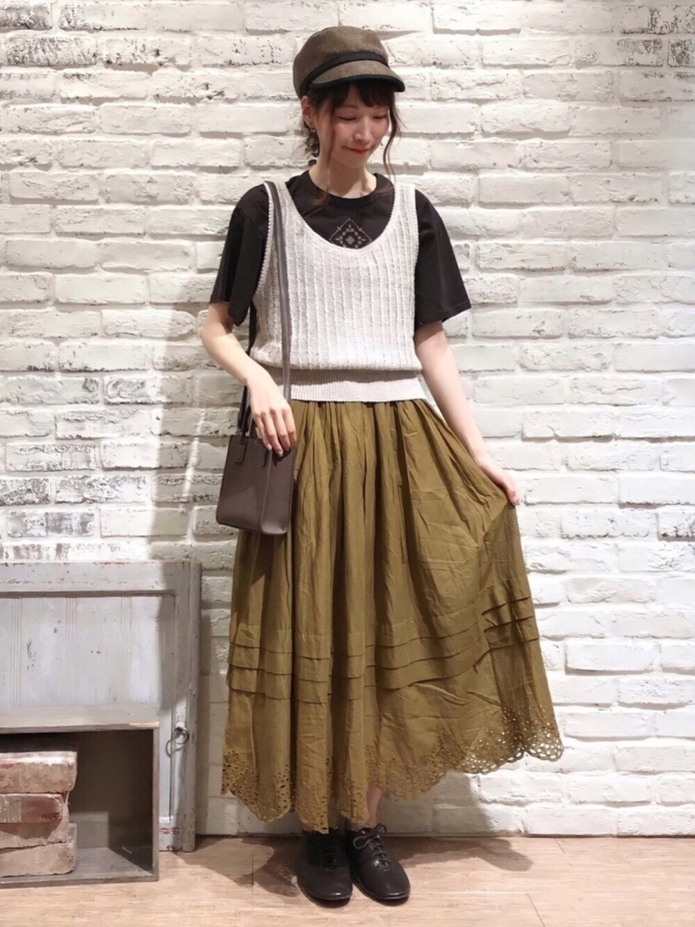 「サマンサ モスモス(Samansa Mos2)、SM2、夏コーデ、ゆるコーデ、カジュアル、ガーリー、ベスト、Tシャツ、フレアスカート、くすみカラー」｜「Samansa Mos2の雑材シートキャップ（キャップ、ベージュ系）」を使った、いっしき🐻さん（レディース・163cm）の夏コーディネートの1枚目の写真