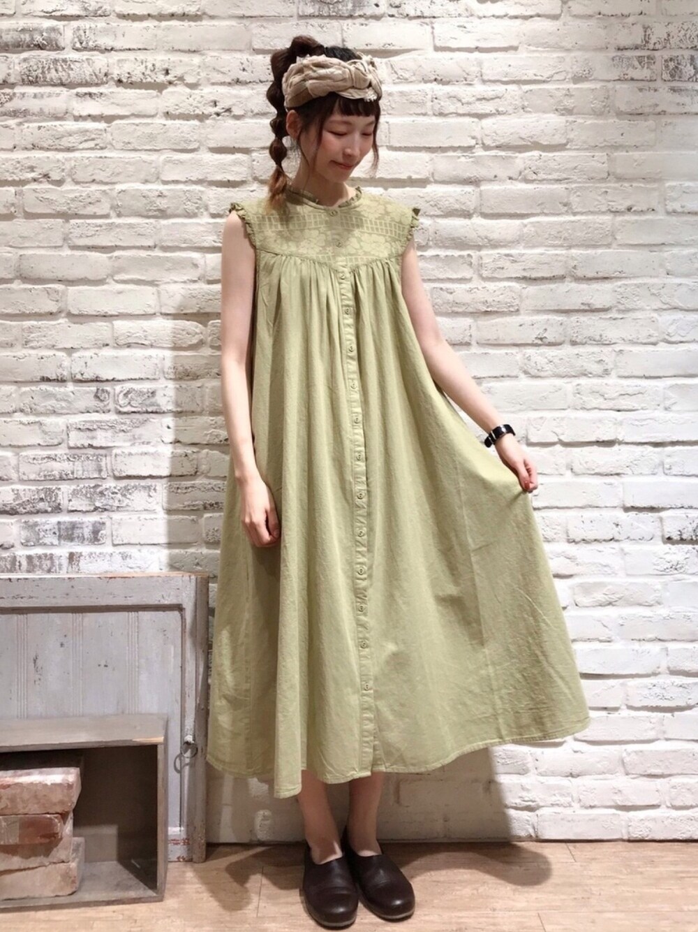 「サマンサ モスモス(Samansa Mos2)、SM2、夏コーデ、ゆるコーデ、ワントーンコーデ、ガーリー、オトナ女子、ワンピース、レース、ヘアバンド」｜「Samansa Mos2の花柄ノースリーブインナー（Tシャツ/カットソー、イエロー系）」を使った、いっしき🐻さん（レディース・163cm）の夏コーディネートの1枚目の写真