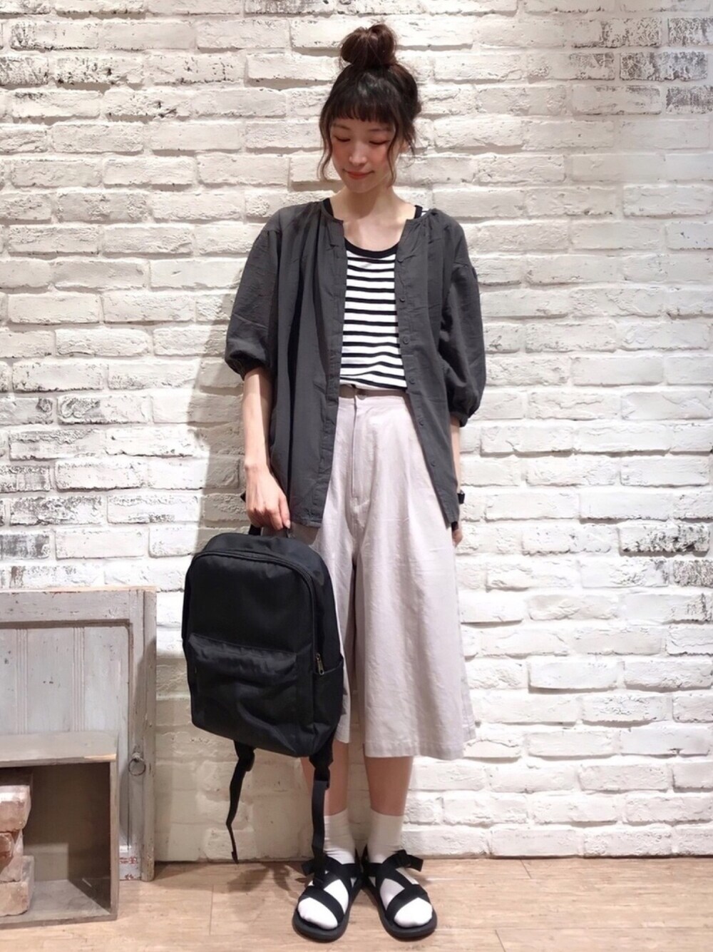 グレー系のTシャツ/カットソー、グレー系のシャツ/ブラウス、グレー系のその他パンツを着用したレディースの夏コーディネートの1枚目の写真