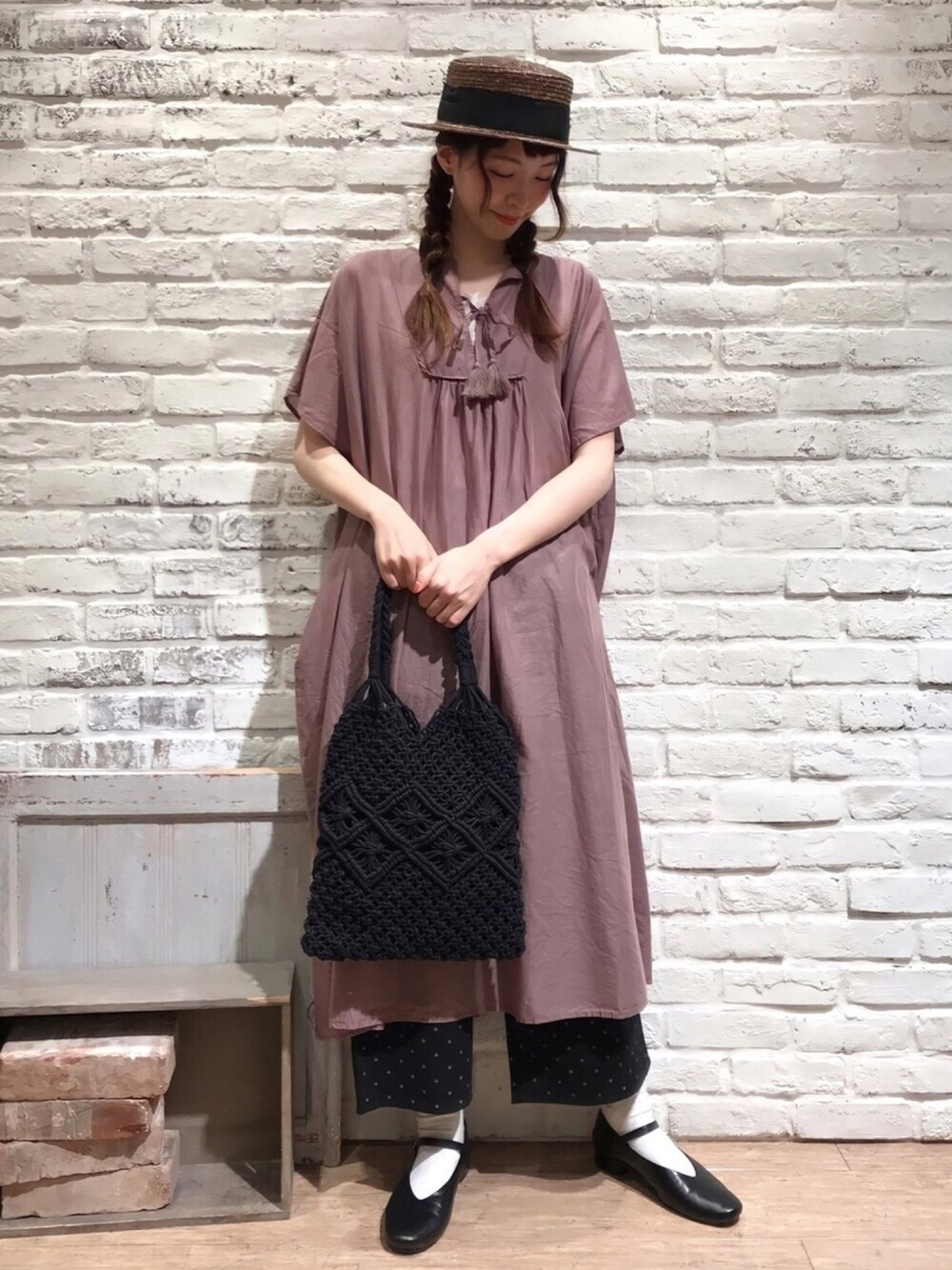 ベージュ系のTシャツ/カットソー、ブラウン系のワンピース、ブラック系のトートバッグを着用したレディースの夏コーディネートの1枚目の写真