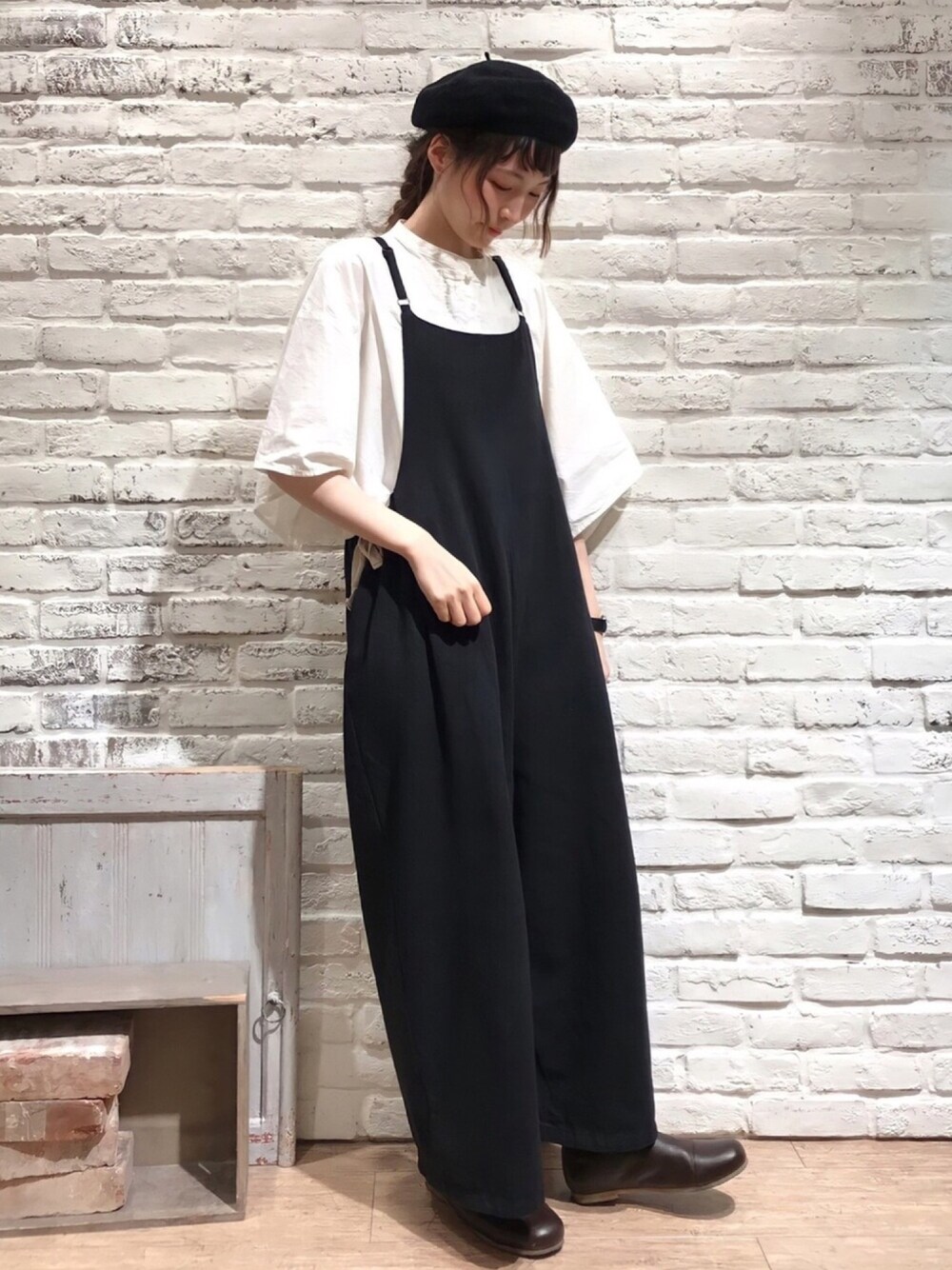 ベージュ系のTシャツ/カットソー、ホワイト系のシャツ/ブラウス、グレー系のサロペット/オーバーオールを着用したレディースの夏コーディネートの1枚目の写真