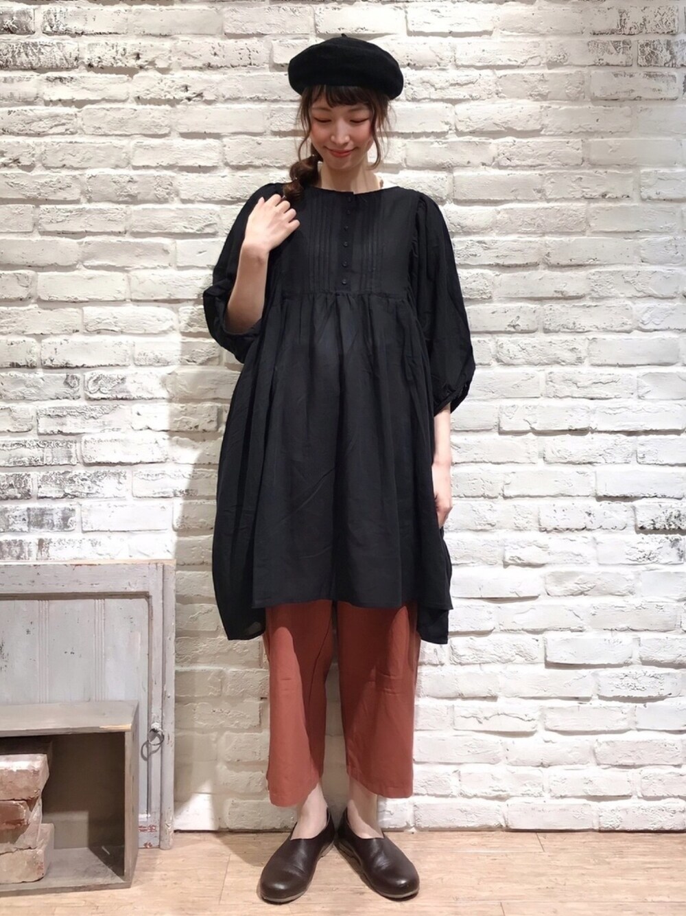 ホワイト系のTシャツ/カットソー、ブラック系のシャツ/ブラウス、レッド系のその他パンツを着用したレディースの夏コーディネートの1枚目の写真