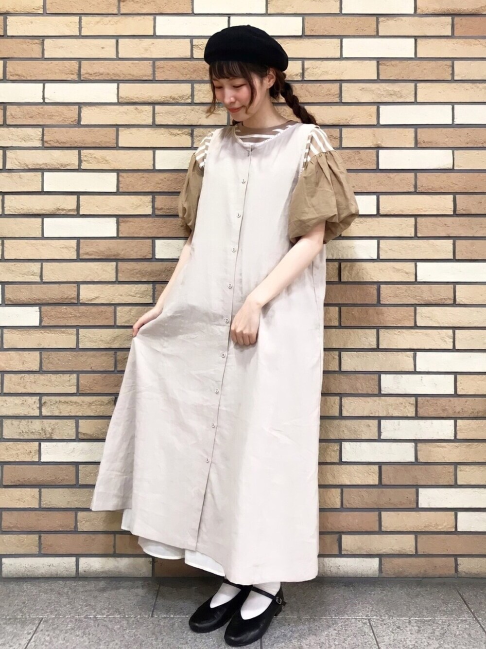 ベージュ系のTシャツ/カットソー、ベージュ系のワンピース、ベージュ系のスカートを着用したレディースの夏コーディネートの1枚目の写真