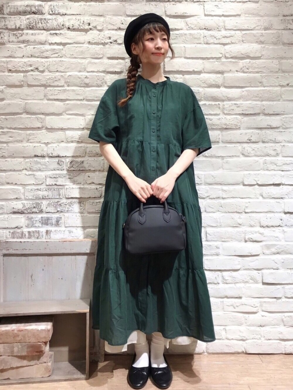 「サマンサ モスモス(Samansa Mos2)、SM2、夏コーデ、秋のコーデ、ゆるコーデ、シンプル、ワンピース、シャツワンピ、ティアード、ベレー帽」｜「Samansa Mos2のボストンミニショルダー（ショルダーバッグ、ブラック系）」を使った、いっしき🐻さん（レディース・163cm）の夏コーディネートの1枚目の写真