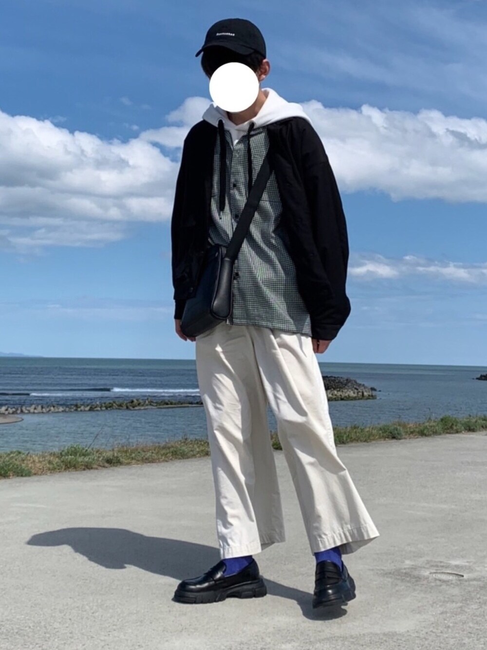 ホワイト系のシャツ/ブラウス、ホワイト系のパーカー、ブラック系のブルゾンを着用したメンズの春コーディネートの1枚目の写真