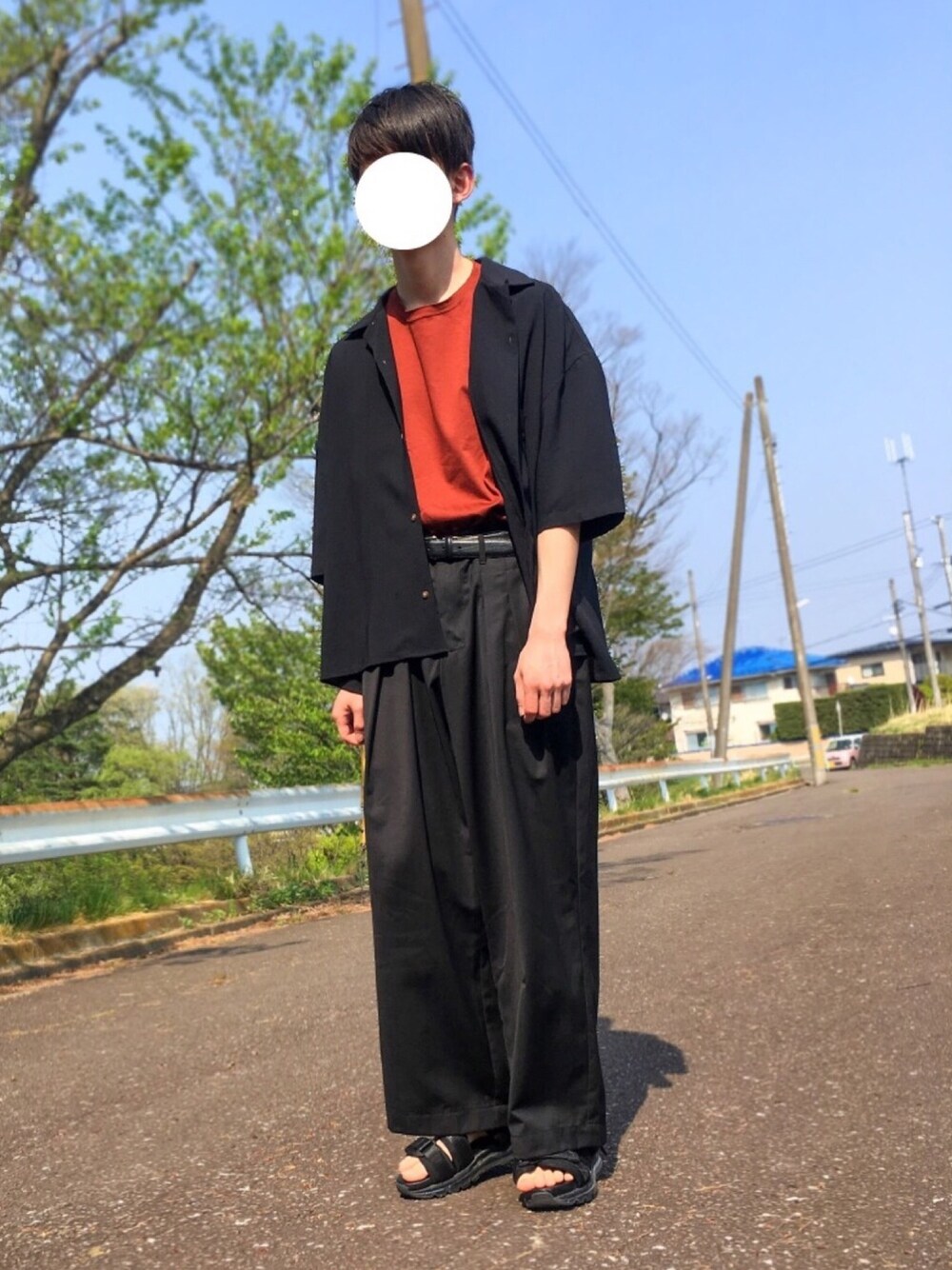 ブラック系のシャツ/ブラウス、ブラウン系のTシャツ/カットソー、ブラック系のその他パンツを着用したメンズの春コーディネートの1枚目の写真