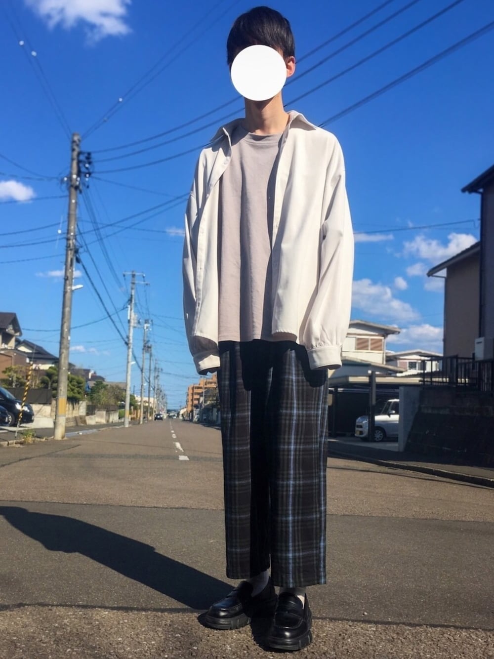 ホワイト系のシャツ/ブラウス、グリーン系のその他パンツ、ブラック系のローファーを着用したメンズの春コーディネートの1枚目の写真