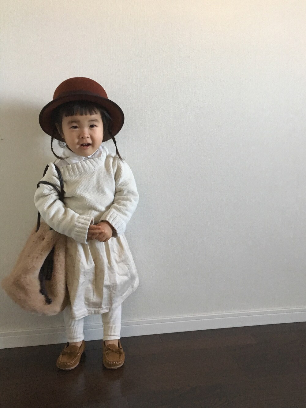 「ホワイト、ブラウン、ニット、白シャツ、モカシン、CA4LA、キッズコーデ、kids、女の子」｜「CA4LAのアイテム（ハット、ブラウン系）」を使った、Ripiさん（キッズ・90cm）の冬コーディネートの1枚目の写真