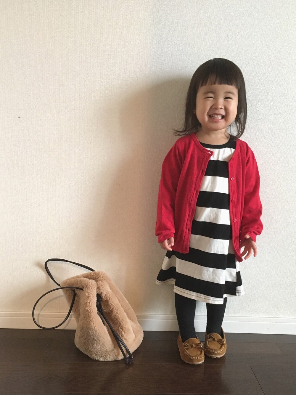 「キッズコーデ、ボーダー、ワンピース、カーディガン、赤、モカシン、kids」｜「H&Mのアイテム（カーディガン/ボレロ、レッド系）」を使った、Ripiさん（キッズ・90cm）の冬コーディネートの1枚目の写真