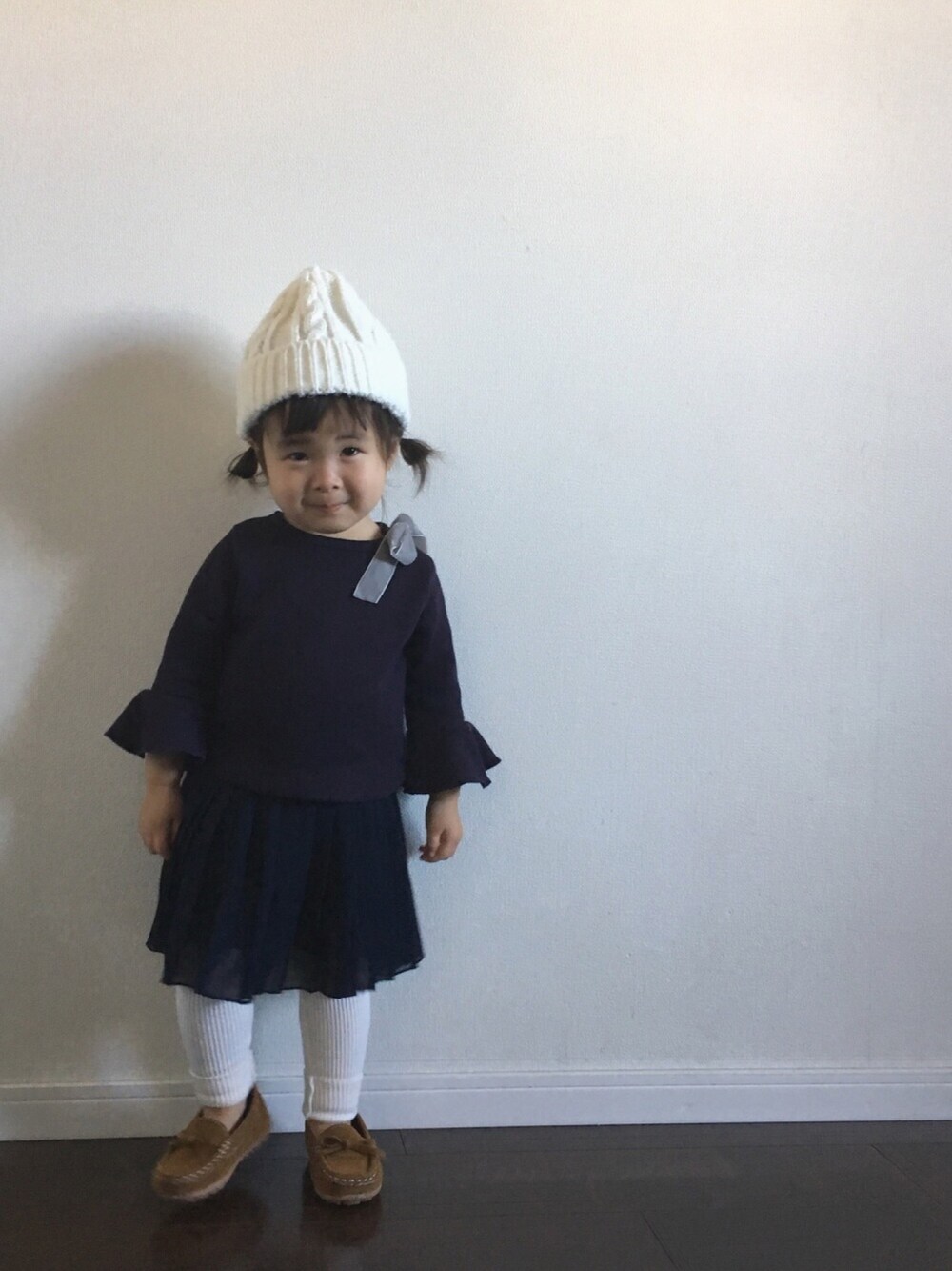 「キッズコーデ、kids、プリーツスカート、プティマイン、リブレギンス」｜「petit mainのチュールリボン付き袖フレアプルオーバー（Tシャツ/カットソー、グレー系）」を使った、Ripiさん（キッズ・90cm）の冬コーディネートの1枚目の写真