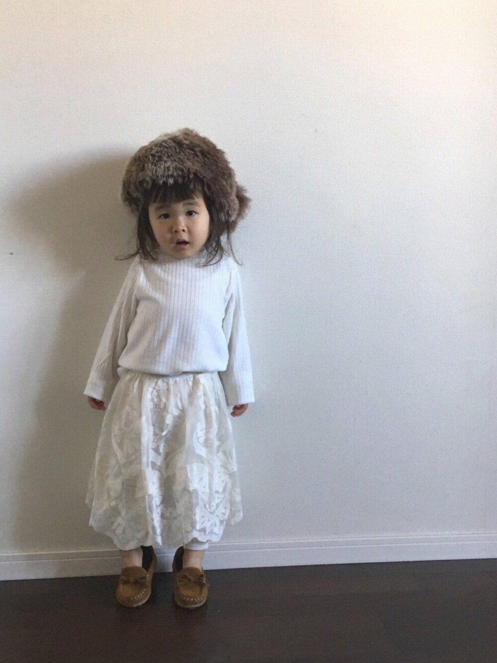 「まっしろしろすけはここだ！！、ホワイトコーデ、レーススカート、リブレギンス、モカシン、ファー帽子、2歳」｜「BeBeのアイテム（帽子、ブラウン系）」を使った、Ripiさん（キッズ・90cm）の冬コーディネートの1枚目の写真