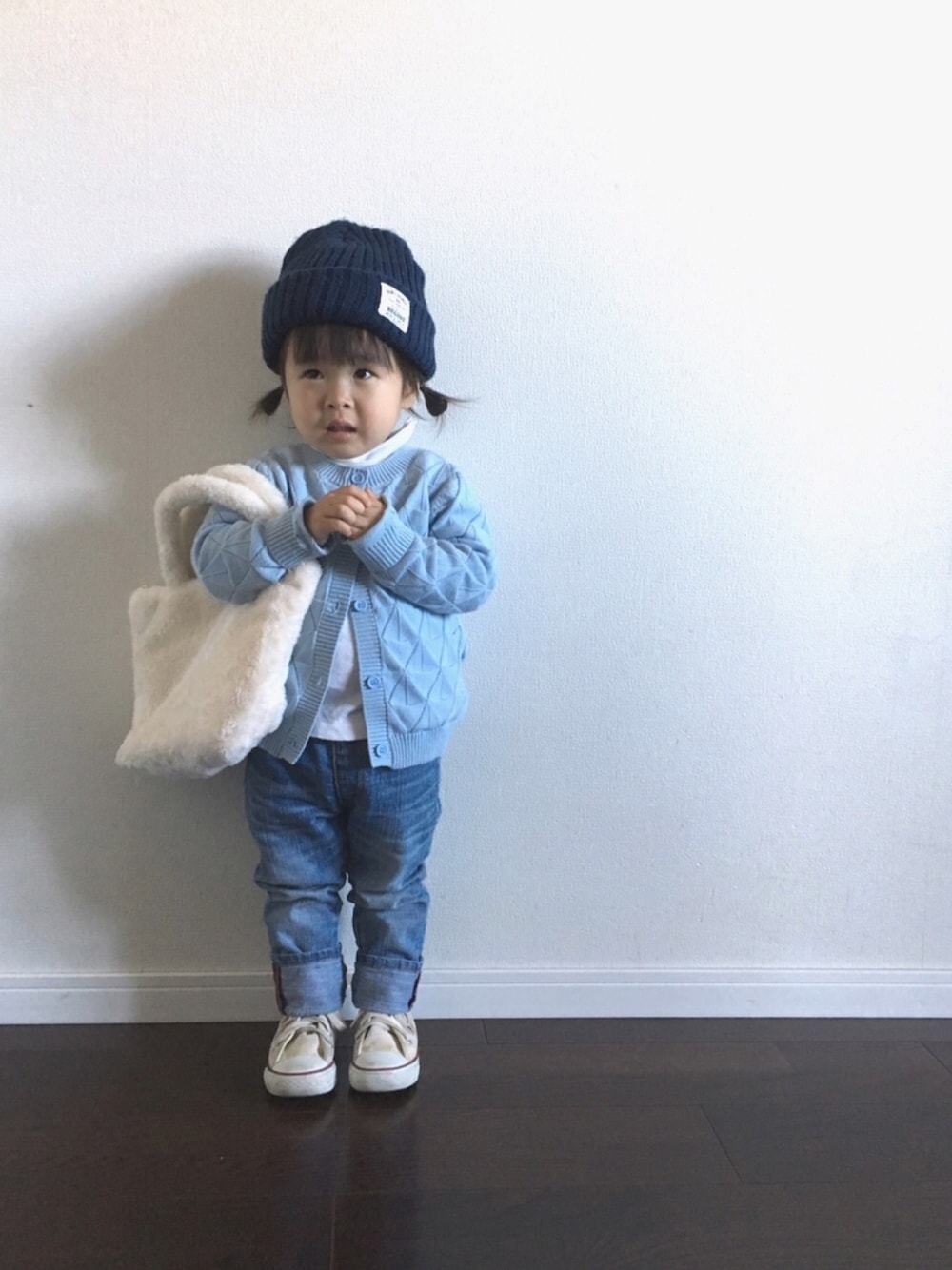「カーディガン、水色、デニム、コンバース、ニット帽、ファー小物、キッズコーデ、kids」｜「3coinsのアイテム（ニットキャップ/ビーニー、ブルー系）」を使った、Ripiさん（キッズ・90cm）の冬コーディネートの1枚目の写真