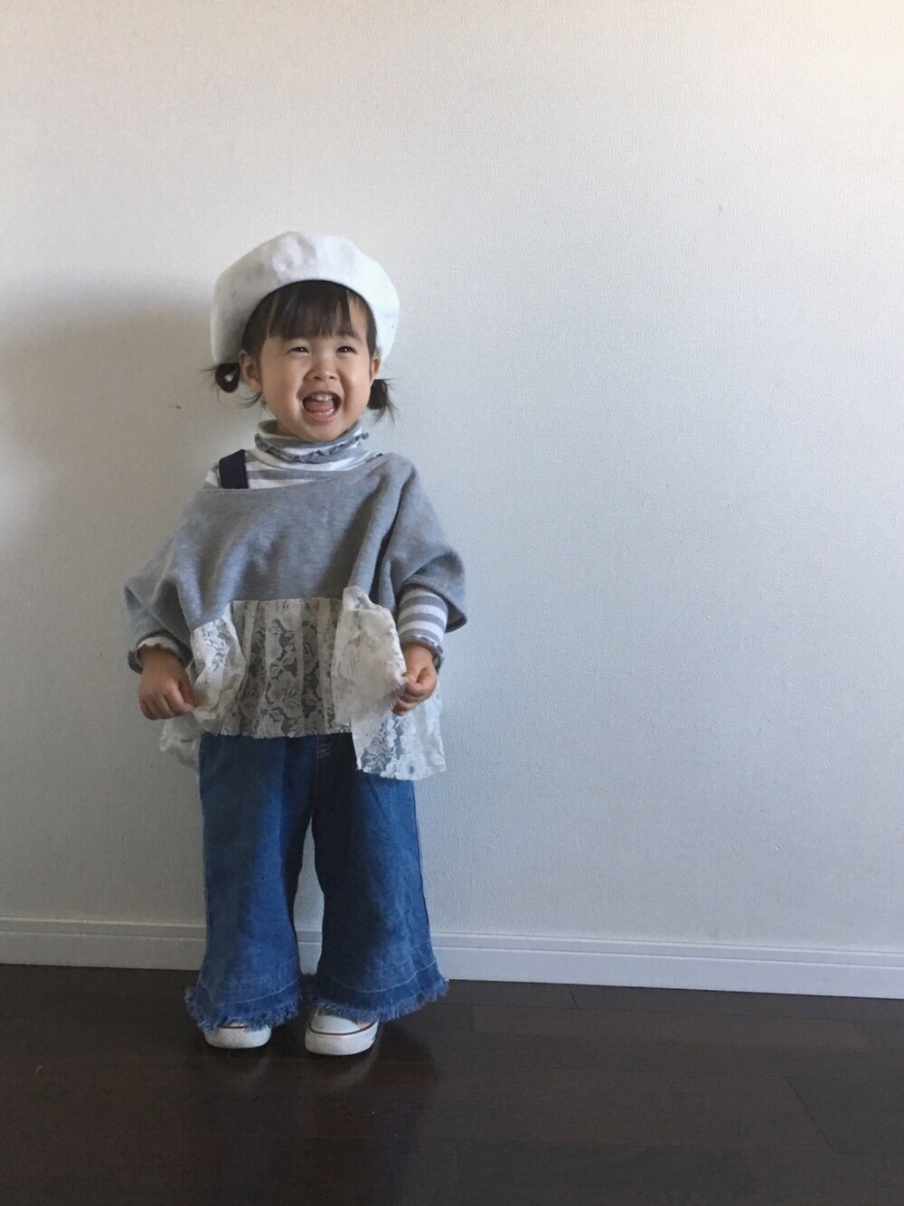 「ボーダー、レース、ガウチョパンツ、グレー、スウェット、ベレー帽、キッズコーデ、kids」｜「組曲のアイテム（ハンチング/ベレー帽、ホワイト系）」を使った、Ripiさん（キッズ・90cm）の冬コーディネートの1枚目の写真