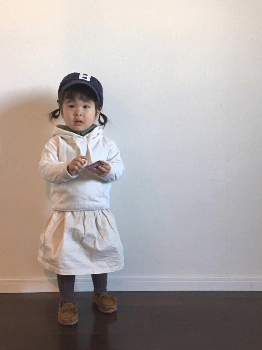 「キッズコーデ、kids、キャップ、2歳、シャツスタイル、パーカー、モカシン、カーキ、ホワイトコーデ」｜「こども ビームスのアイテム（キャップ、ブルー系）」を使った、Ripiさん（キッズ・90cm）の冬コーディネートの1枚目の写真