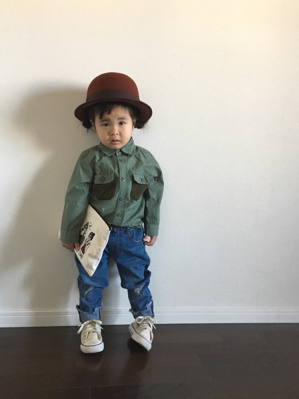「キッズコーデ、kids、デニム、カーキ、シャツスタイル、コンバース、ハット」｜「CA4LAのアイテム（ハット、ブラウン系）」を使った、Ripiさん（キッズ・90cm）の冬コーディネートの1枚目の写真