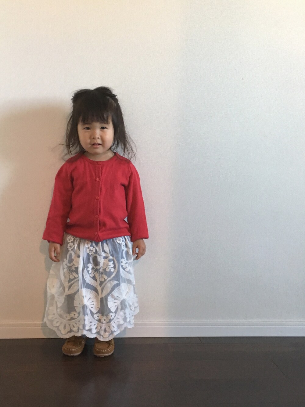 「カーディガン、赤、レース、レーススカート、キッズコーデ、モカシン」｜「H&Mのアイテム（カーディガン/ボレロ、レッド系）」を使った、Ripiさん（キッズ・90cm）の冬コーディネートの1枚目の写真