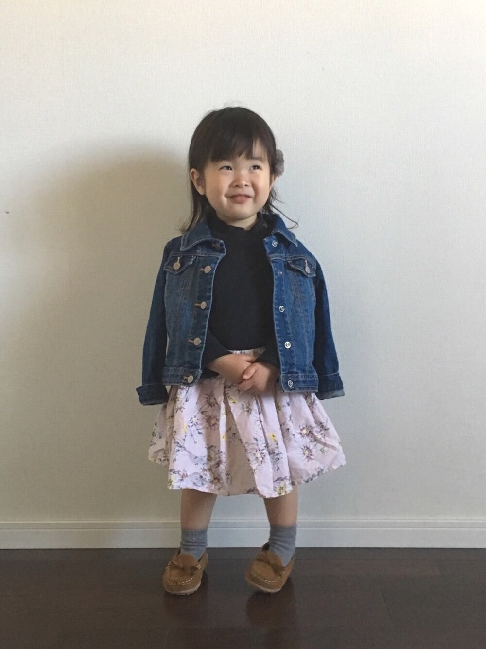 「ファー小物、Gジャン、花柄、ピンク、モカシン、女の子、デート、2歳」｜「LOWRYS FARMのＦファーＳＥＴピン　743773 （バレッタ/ヘアクリップ、グレー系）」を使った、Ripiさん（キッズ・90cm）の春コーディネートの1枚目の写真