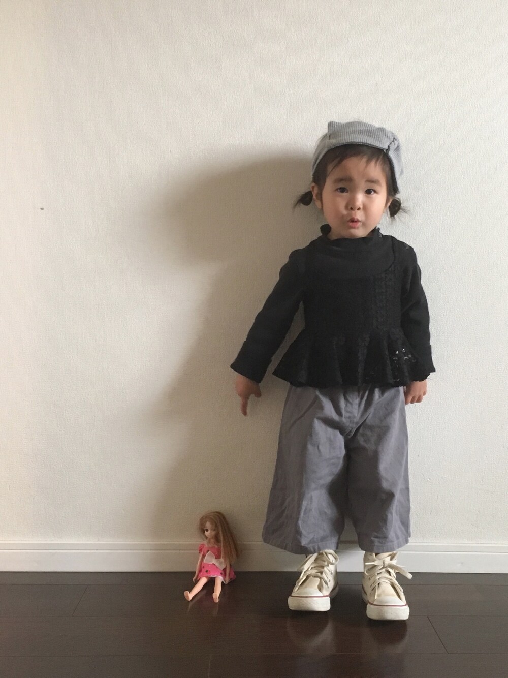 「モノトーン、レース、レースキャミソール、ガウチョパンツ、コンバース、キッズコーデ、おんなのこ、2歳」｜「GLOBAL WORKの【キッズ】アソートヘアバンド/744792（ヘアバンド、グレー系）」を使った、Ripiさん（キッズ・90cm）の春コーディネートの1枚目の写真
