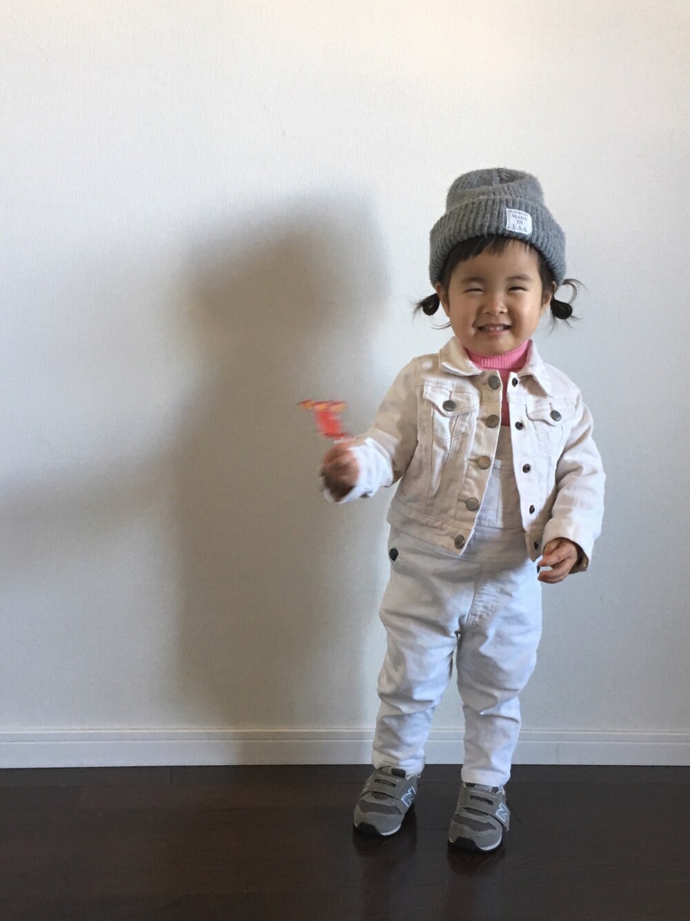 「キッズファッション、ニット帽、kids、オーバーオール、タートルネック」｜「petit mainのベーシックコーデュロイサロペット（サロペット/オーバーオール、ホワイト系）」を使った、Ripiさん（キッズ・90cm）の冬コーディネートの1枚目の写真