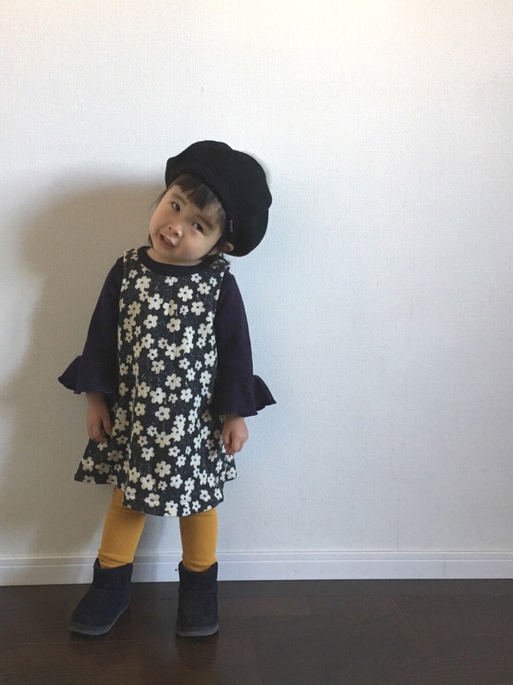 「2歳、キッズコーデ、kids、マスタード、カラータイツ、花柄、ワンピース、ベレー帽」｜「petit mainのチュールリボン付き袖フレアプルオーバー（Tシャツ/カットソー、グレー系）」を使った、Ripiさん（キッズ・90cm）の冬コーディネートの1枚目の写真